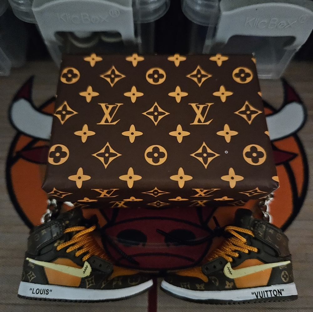Nike Air Jordan Fashion pair of mini sneakers keychain. - Picture 6 of 8